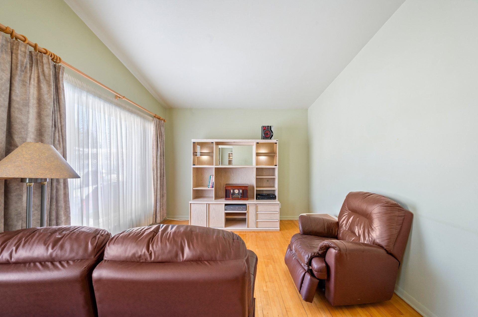 









234


Rue Vienne

,
Longueuil (Le Vieux-Longueuil),




QC
J4G1K6

