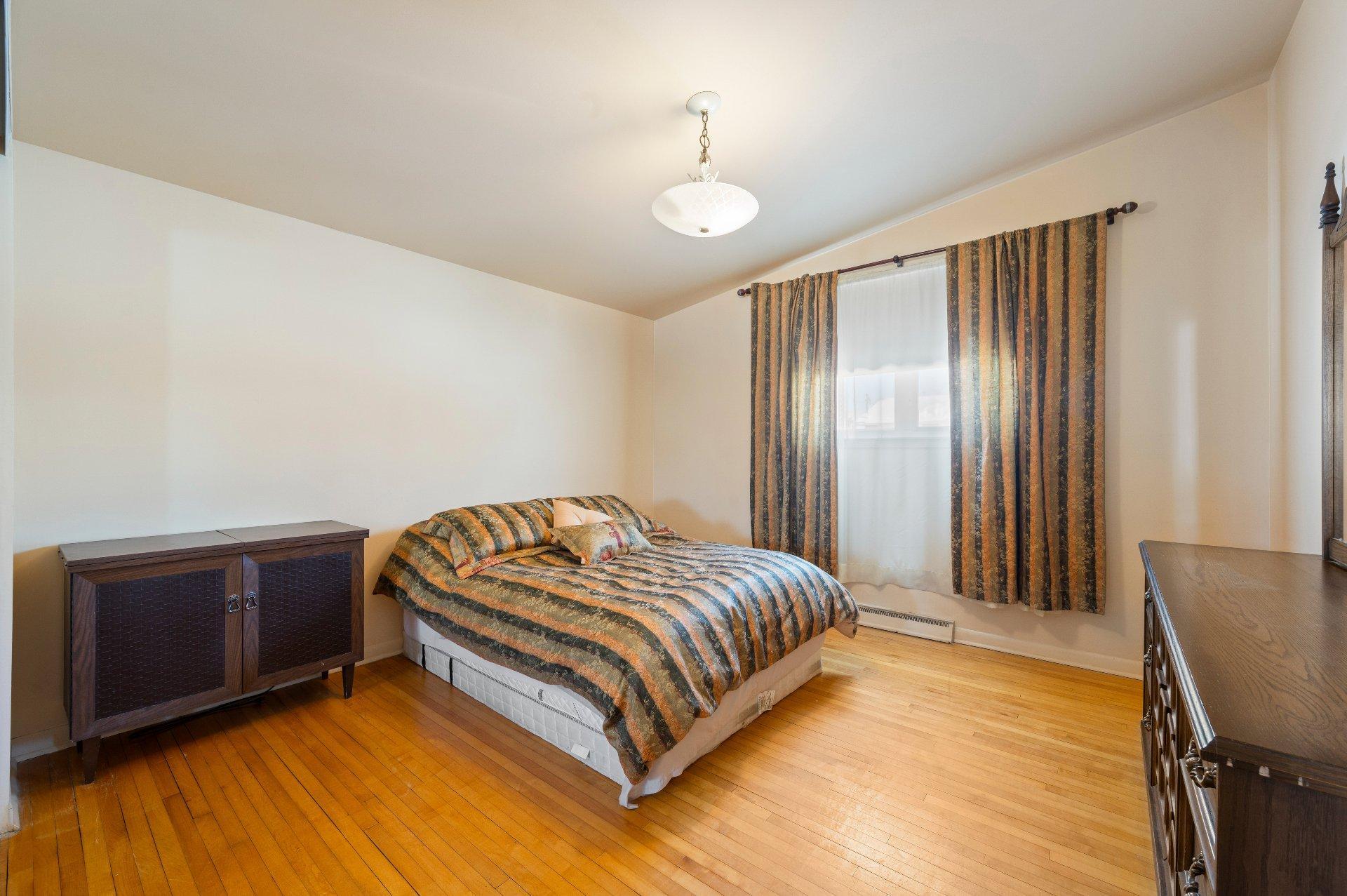 









234


Rue Vienne

,
Longueuil (Le Vieux-Longueuil),




QC
J4G1K6

