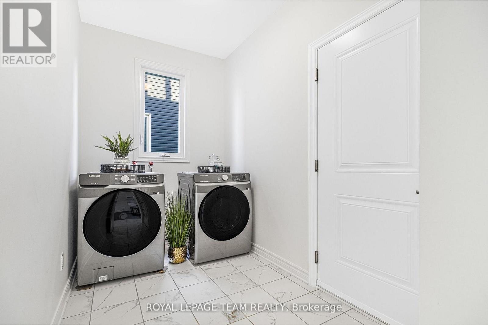 












28 SEABERT DRIVE

,
Arnprior,




Ontario
K7S0H9

