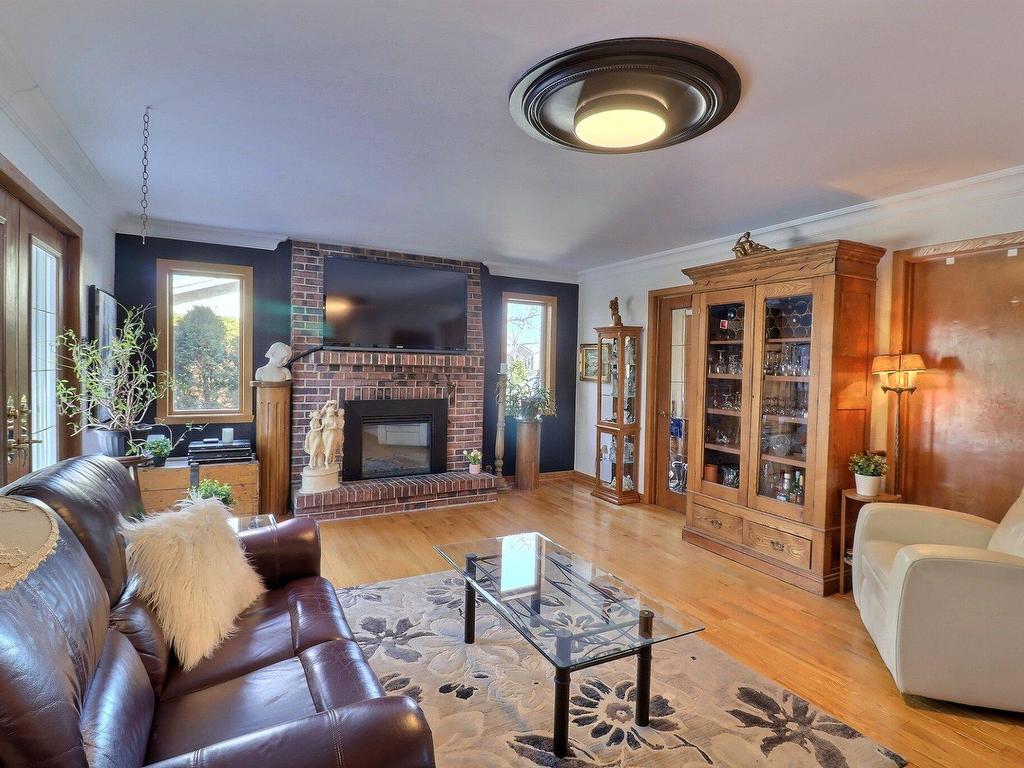 









653


Rue De Magellan

,
Boucherville,




QC
J4B5R7

