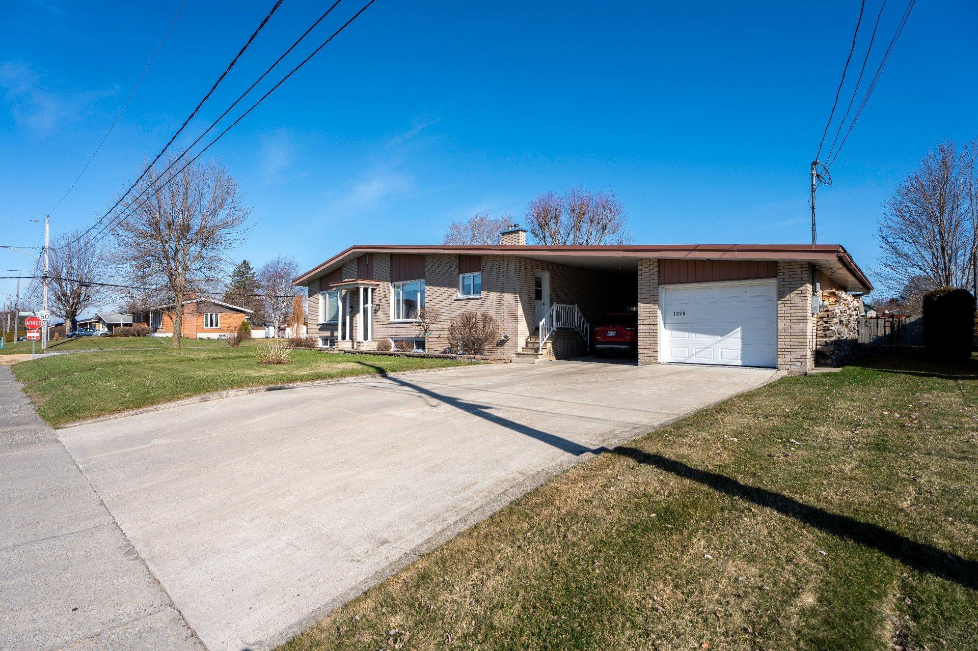 









1326


2e Avenue

,
Acton Vale,




QC
J0H1A0


