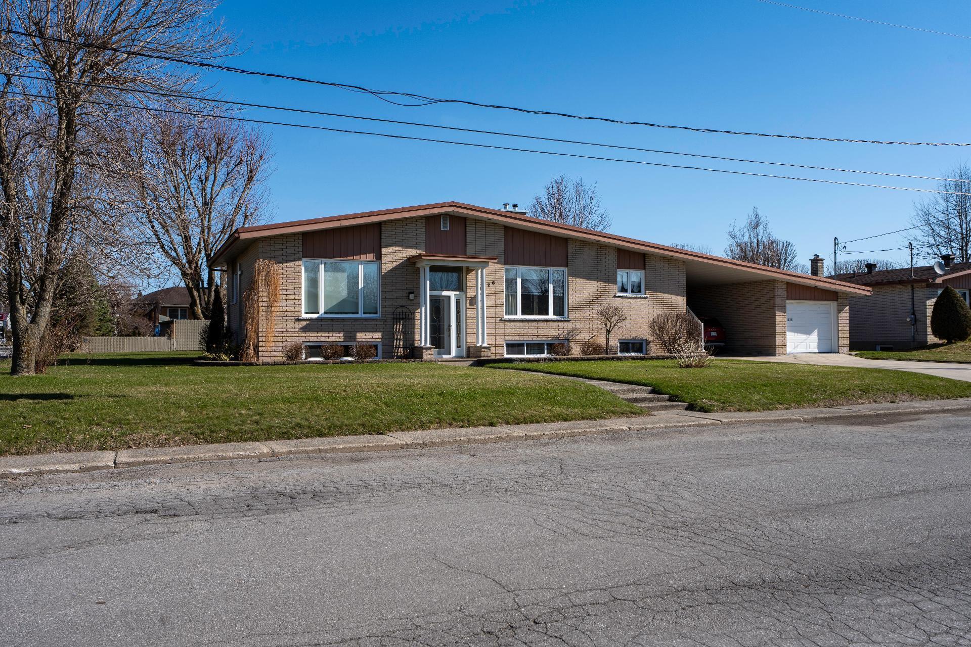 









1326


2e Avenue

,
Acton Vale,




QC
J0H1A0

