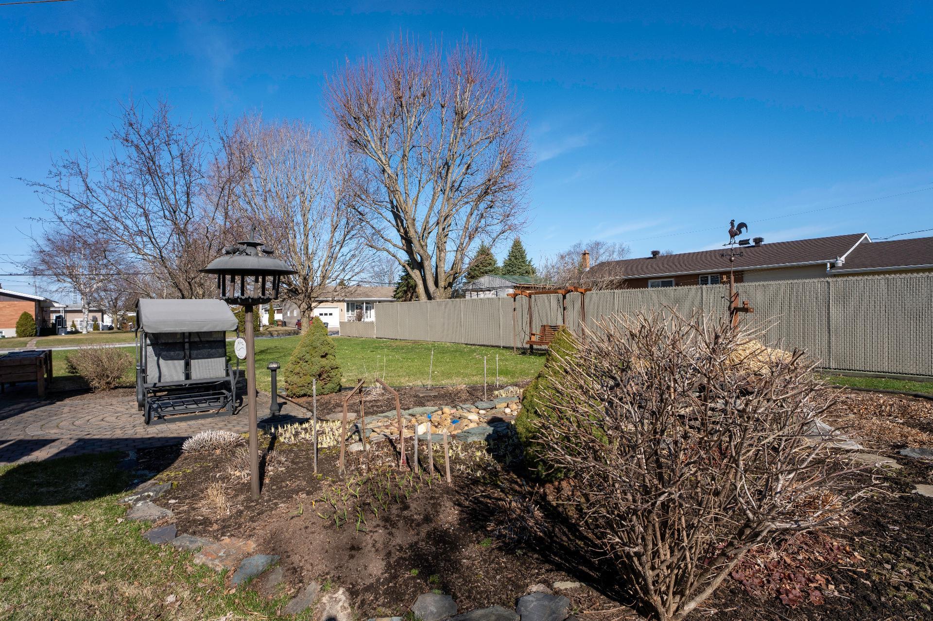 









1326


2e Avenue

,
Acton Vale,




QC
J0H1A0

