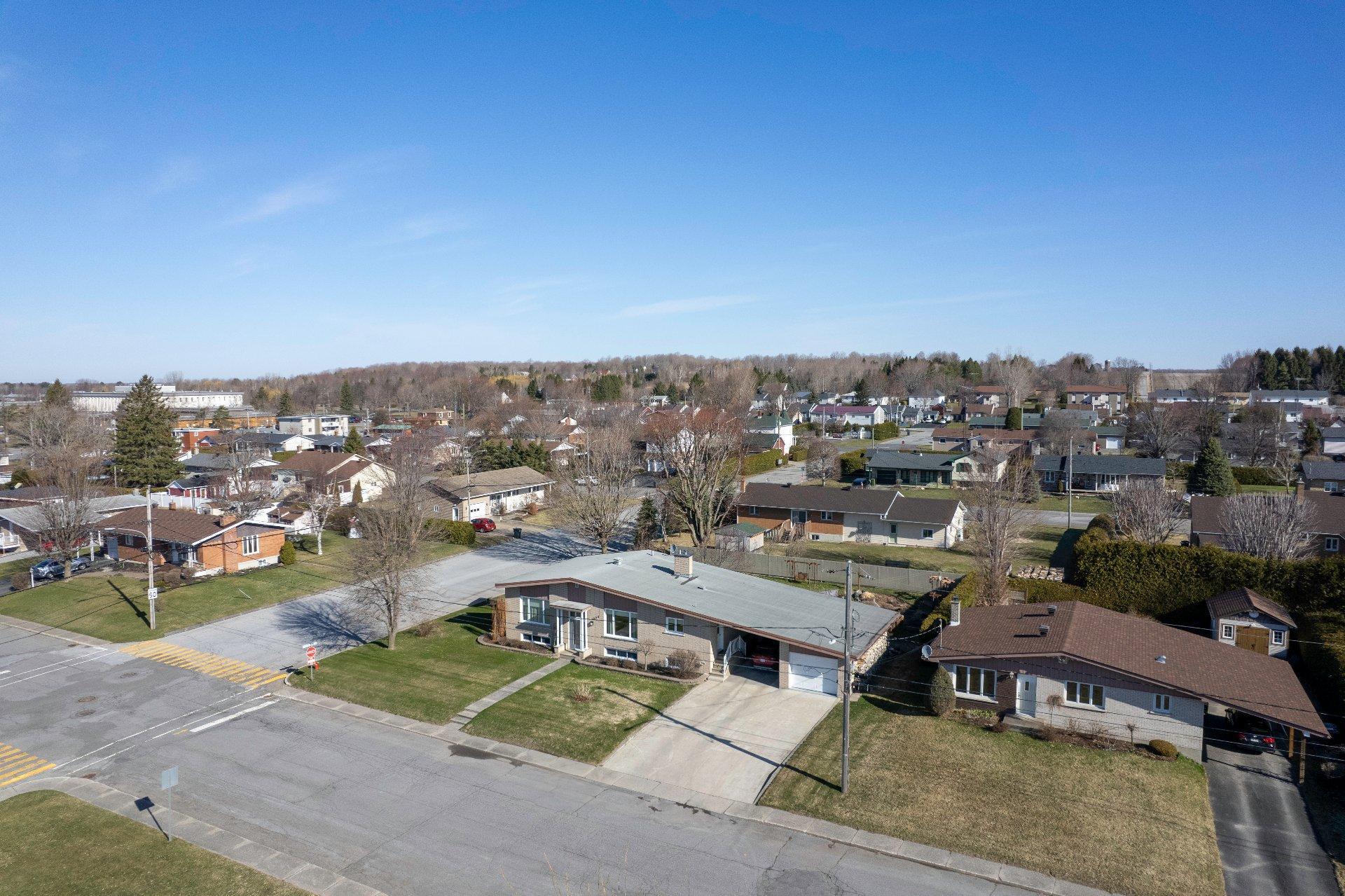 









1326


2e Avenue

,
Acton Vale,




QC
J0H1A0


