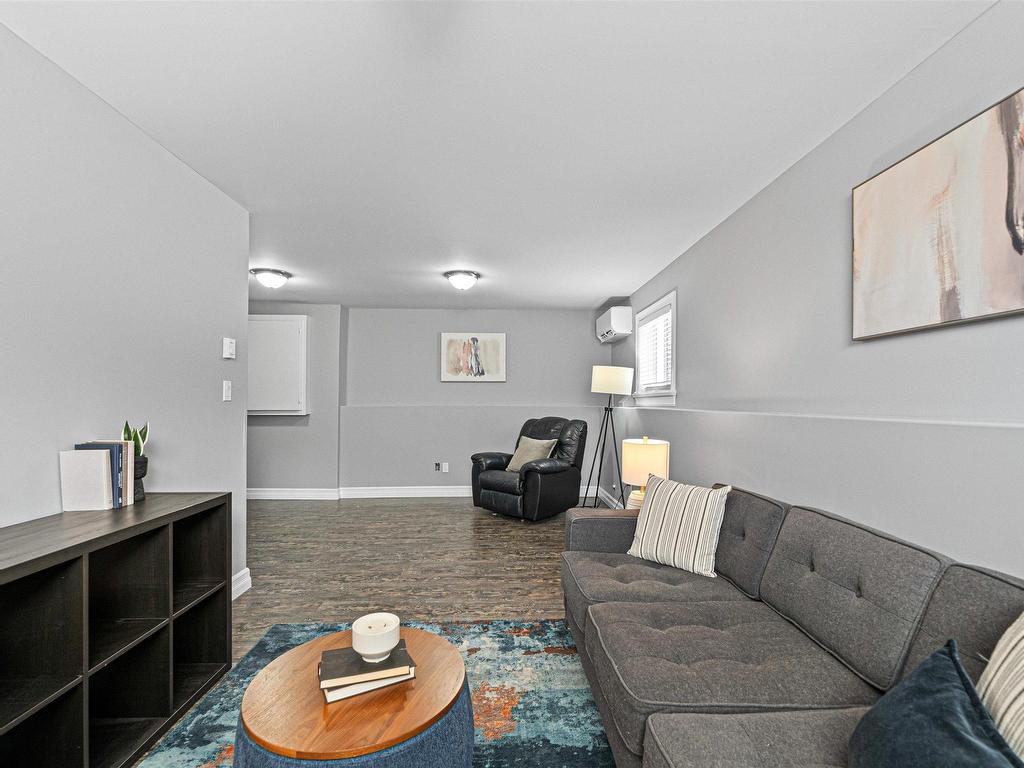 












698 Waverley Road

,
Dartmouth,




NS
B2X 2G4

