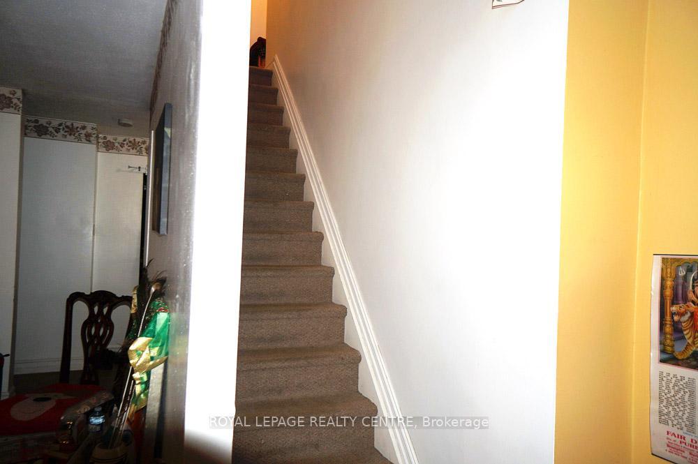 









15


Albright

Road, 17,
Hamilton,




ON
L8K 5J2

