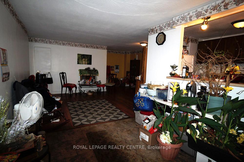 









15


Albright

Road, 17,
Hamilton,




ON
L8K 5J2

