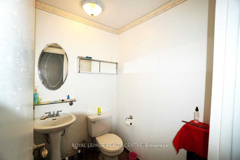 









15


Albright

Road, 17,
Hamilton,




ON
L8K 5J2

