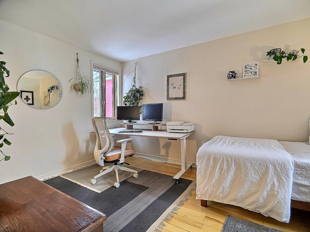 









59Z


Rue Vaudreuil

,
Hull (Gatineau),




QC
J8X2B7


