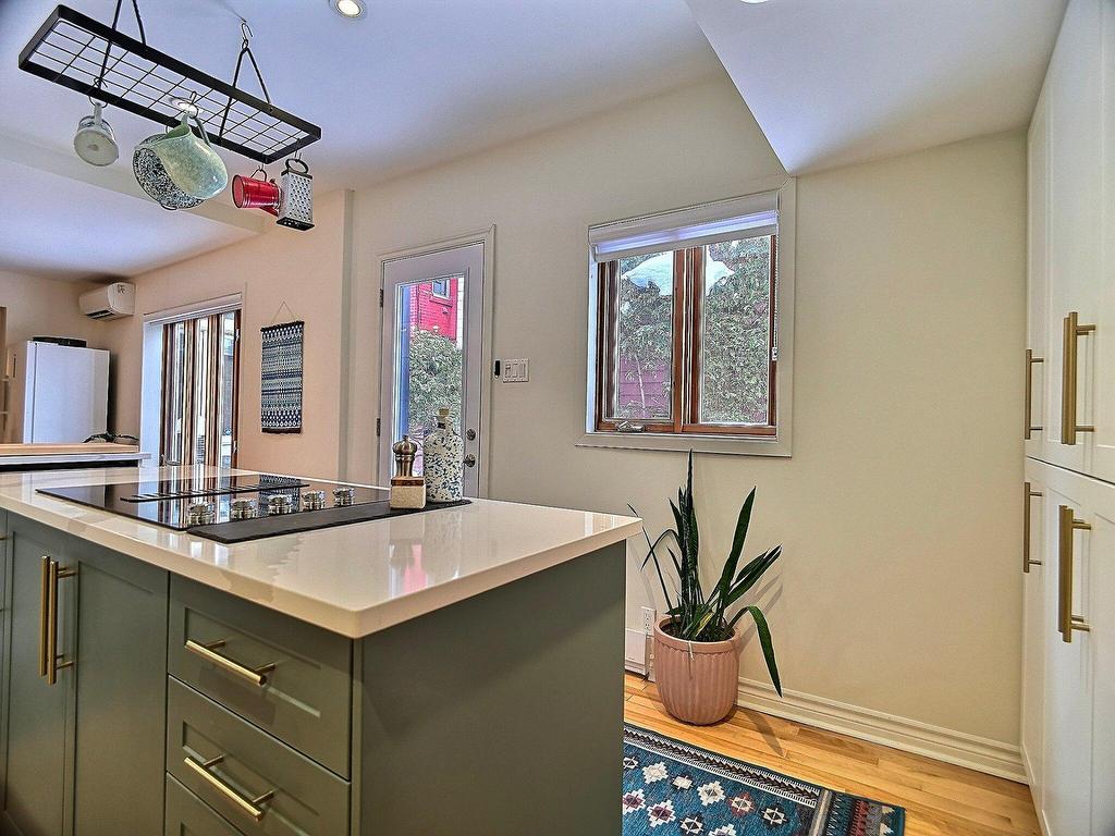 









59Z


Rue Vaudreuil

,
Hull (Gatineau),




QC
J8X2B7

