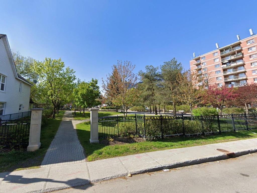 









59Z


Rue Vaudreuil

,
Hull (Gatineau),




QC
J8X2B7

