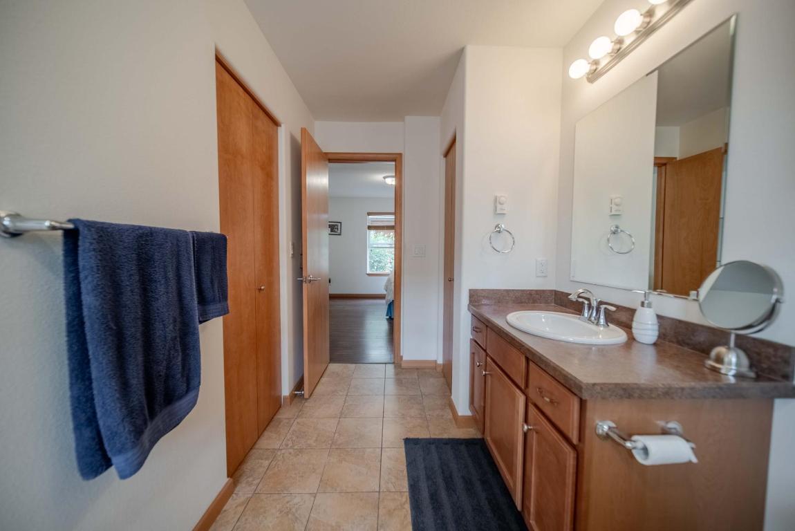 









1717


KOOCANUSA LAKE

Drive,
Koocanusa West,




BC
V0B 1T4

