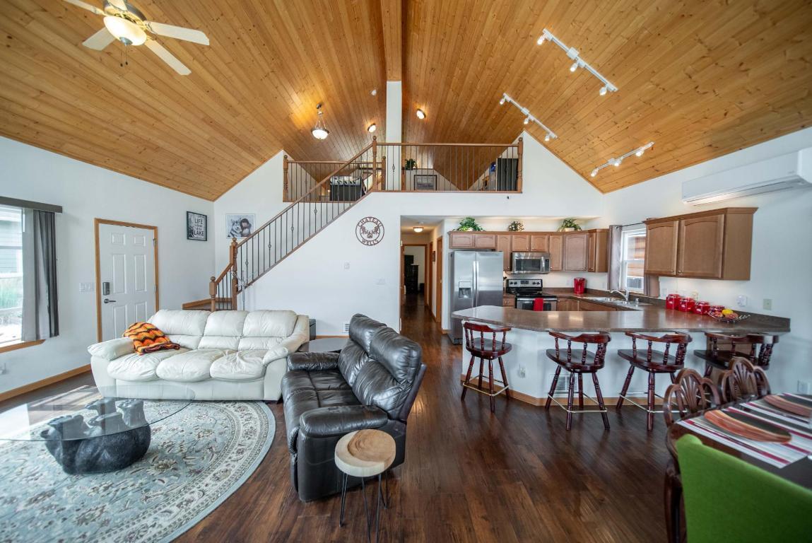 









1717


KOOCANUSA LAKE

Drive,
Koocanusa West,




BC
V0B 1T4

