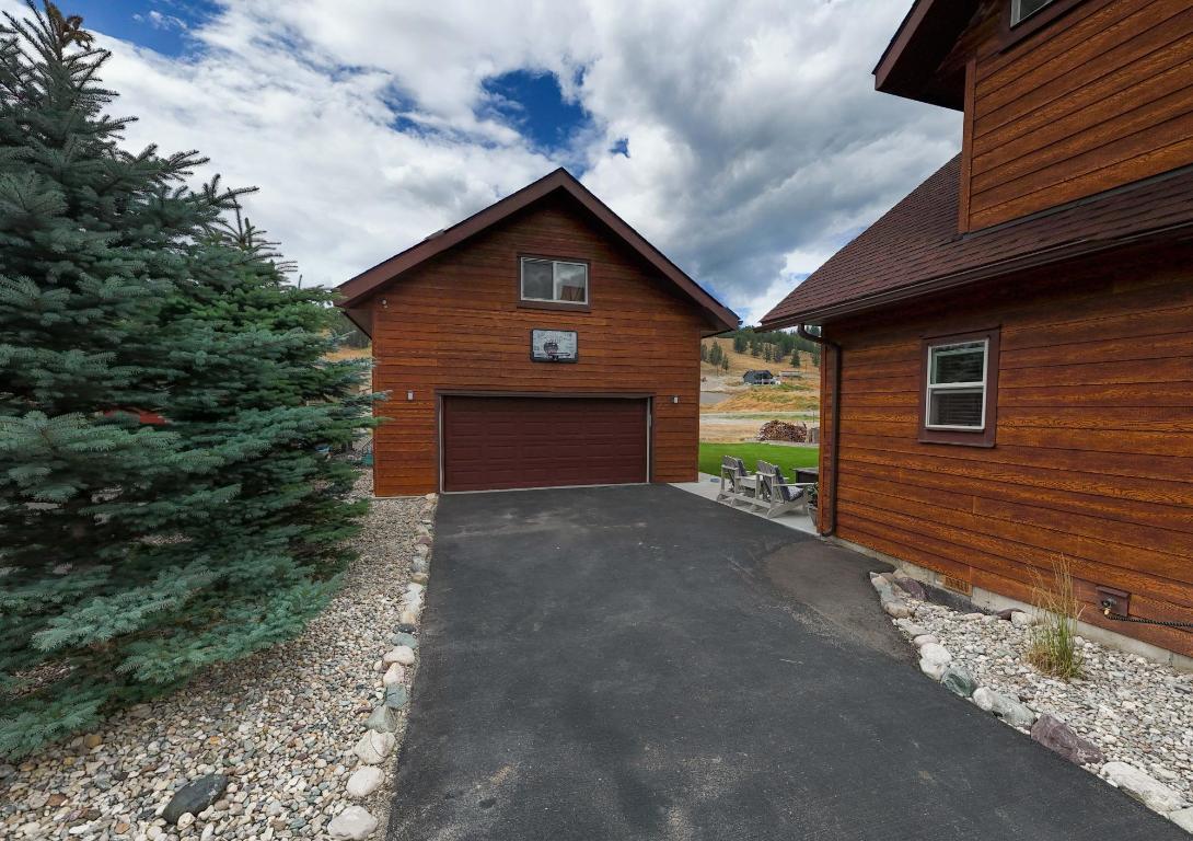 









1717


KOOCANUSA LAKE

Drive,
Koocanusa West,




BC
V0B 1T4

