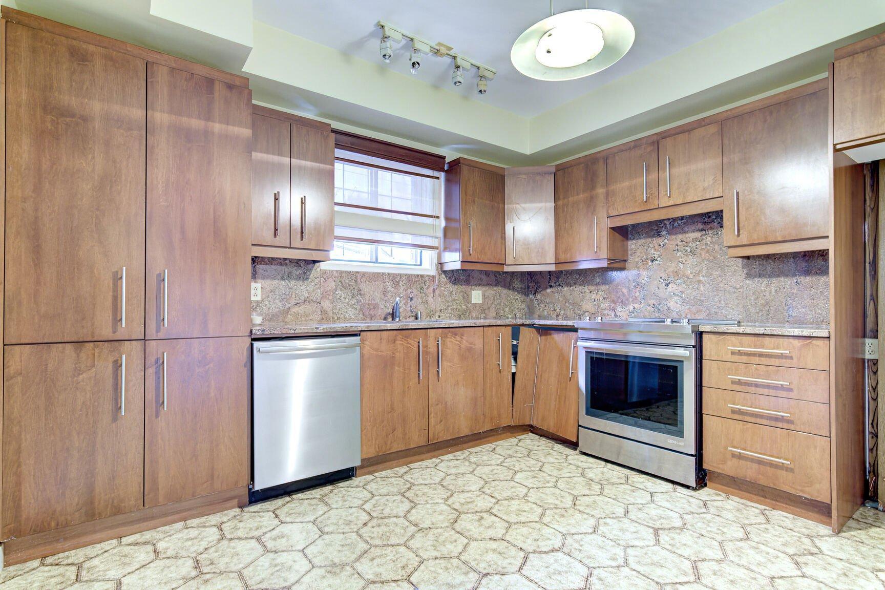 









12040


Rue Jasmin

,
Montréal (Ahuntsic-Cartierville),




QC
H4K1V7

