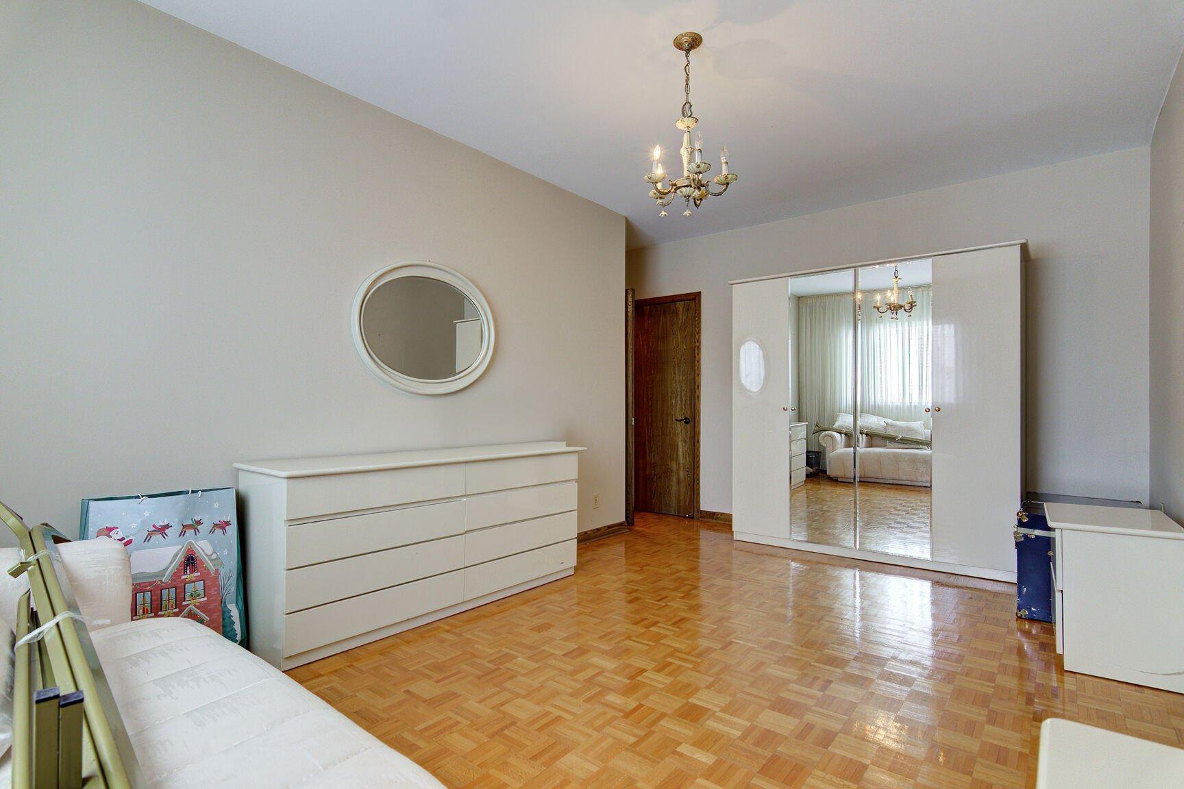 









12040


Rue Jasmin

,
Montréal (Ahuntsic-Cartierville),




QC
H4K1V7

