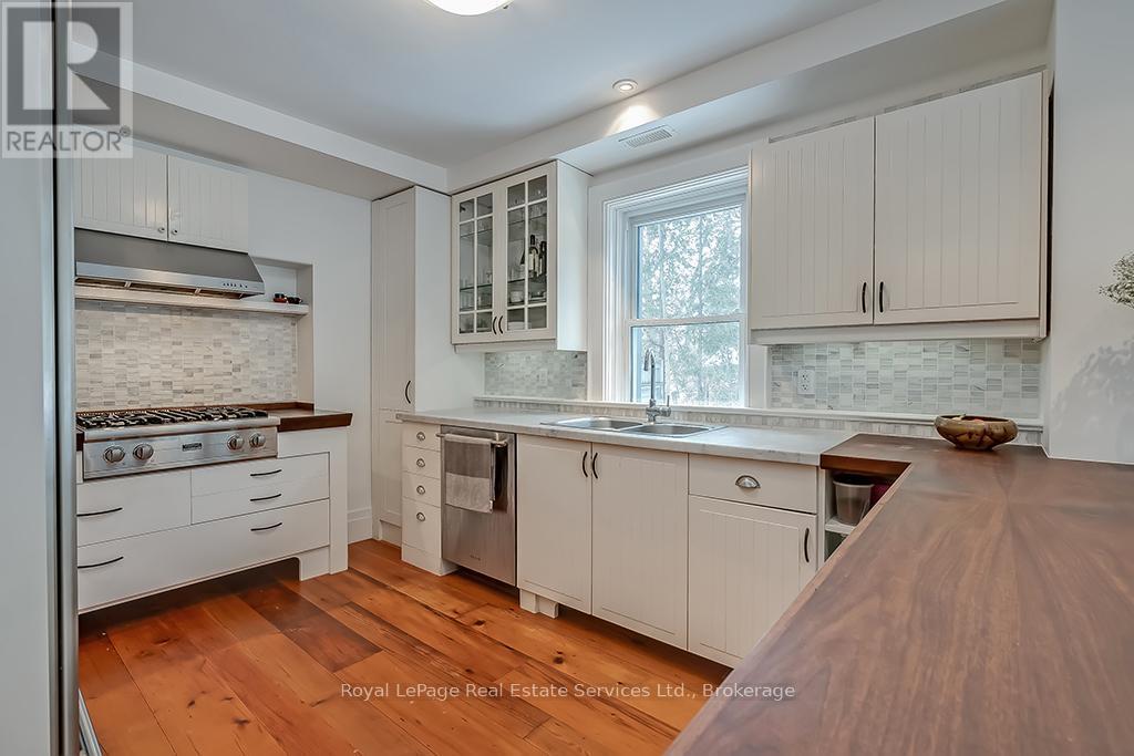 












247 TRAFALGAR ROAD

,
Oakville (OO Old Oakville),




Ontario
L6J3H1

