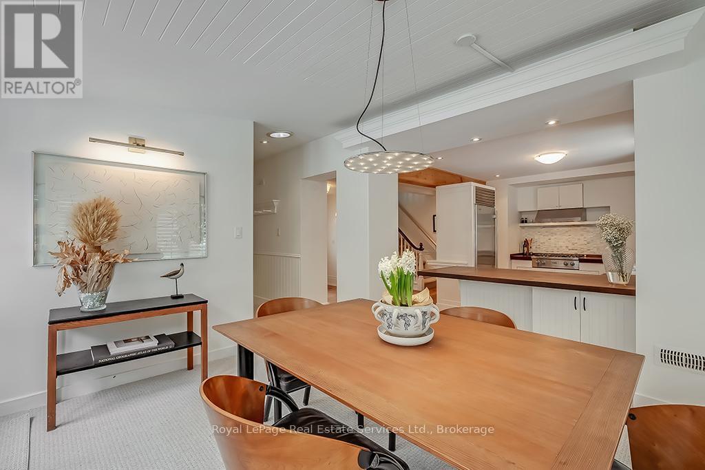 












247 TRAFALGAR ROAD

,
Oakville (OO Old Oakville),




Ontario
L6J3H1

