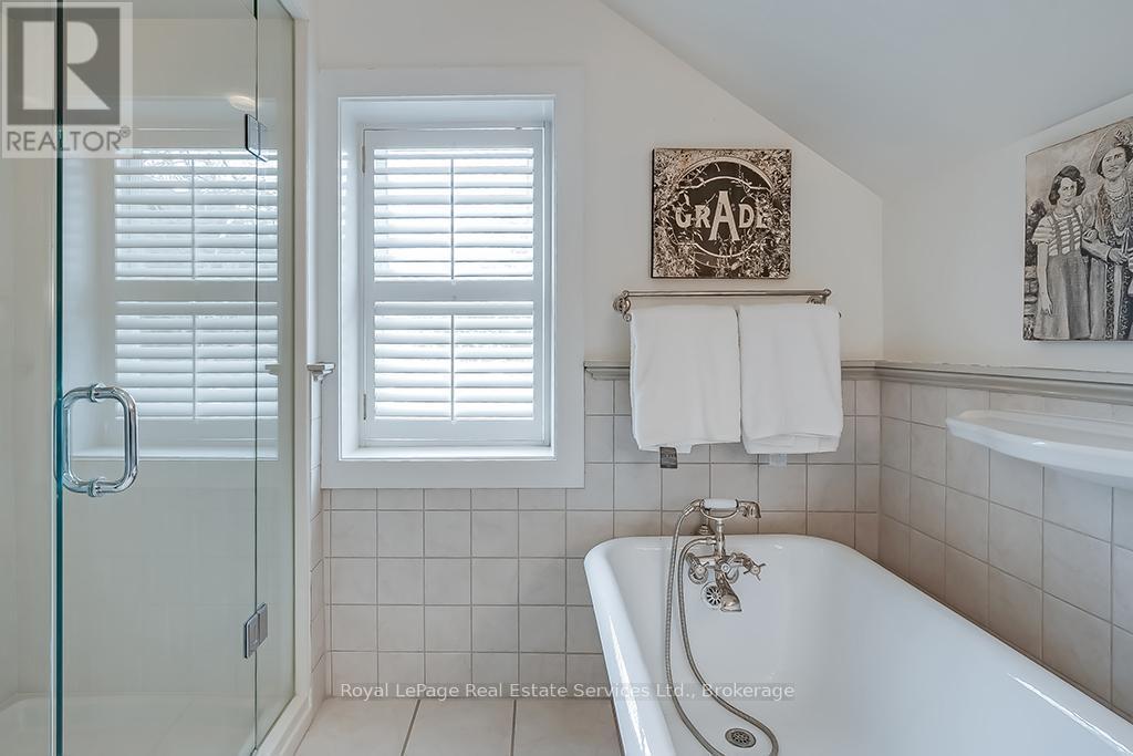 












247 TRAFALGAR ROAD

,
Oakville (OO Old Oakville),




Ontario
L6J3H1


