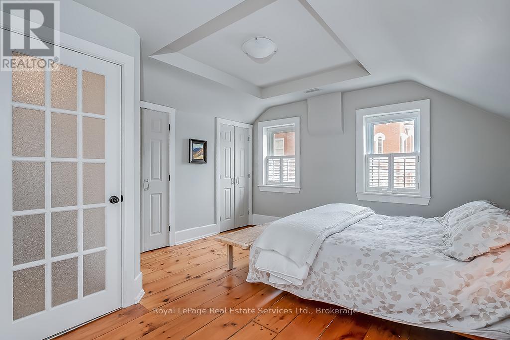 












247 TRAFALGAR ROAD

,
Oakville (OO Old Oakville),




Ontario
L6J3H1

