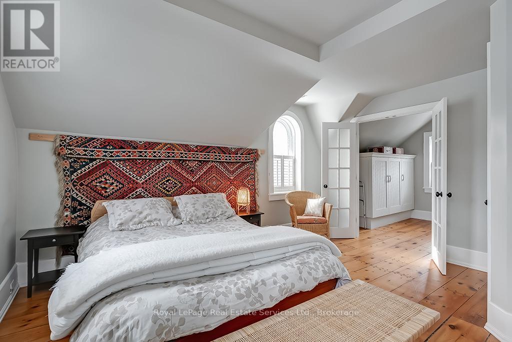 












247 TRAFALGAR ROAD

,
Oakville (OO Old Oakville),




Ontario
L6J3H1

