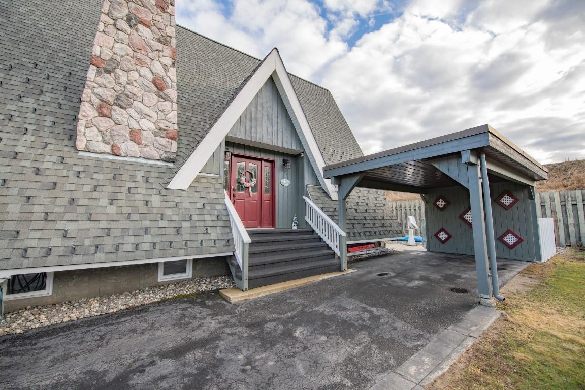 









682


Cougar

Street,
Vernon,




BC
V1H 2A1

