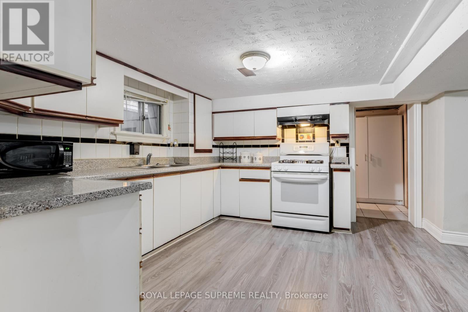 












BSMT - 242 AILEEN AVENUE

,
Toronto,




Ontario
M6M1G4

