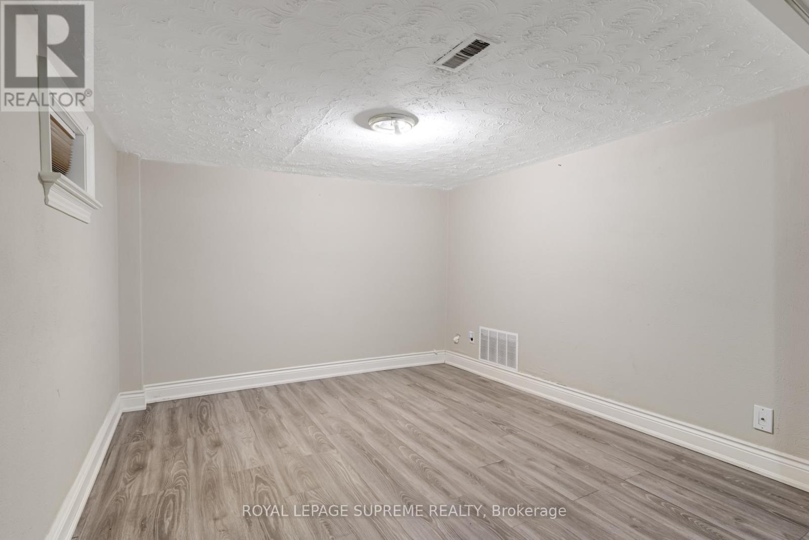 












BSMT - 242 AILEEN AVENUE

,
Toronto,




Ontario
M6M1G4

