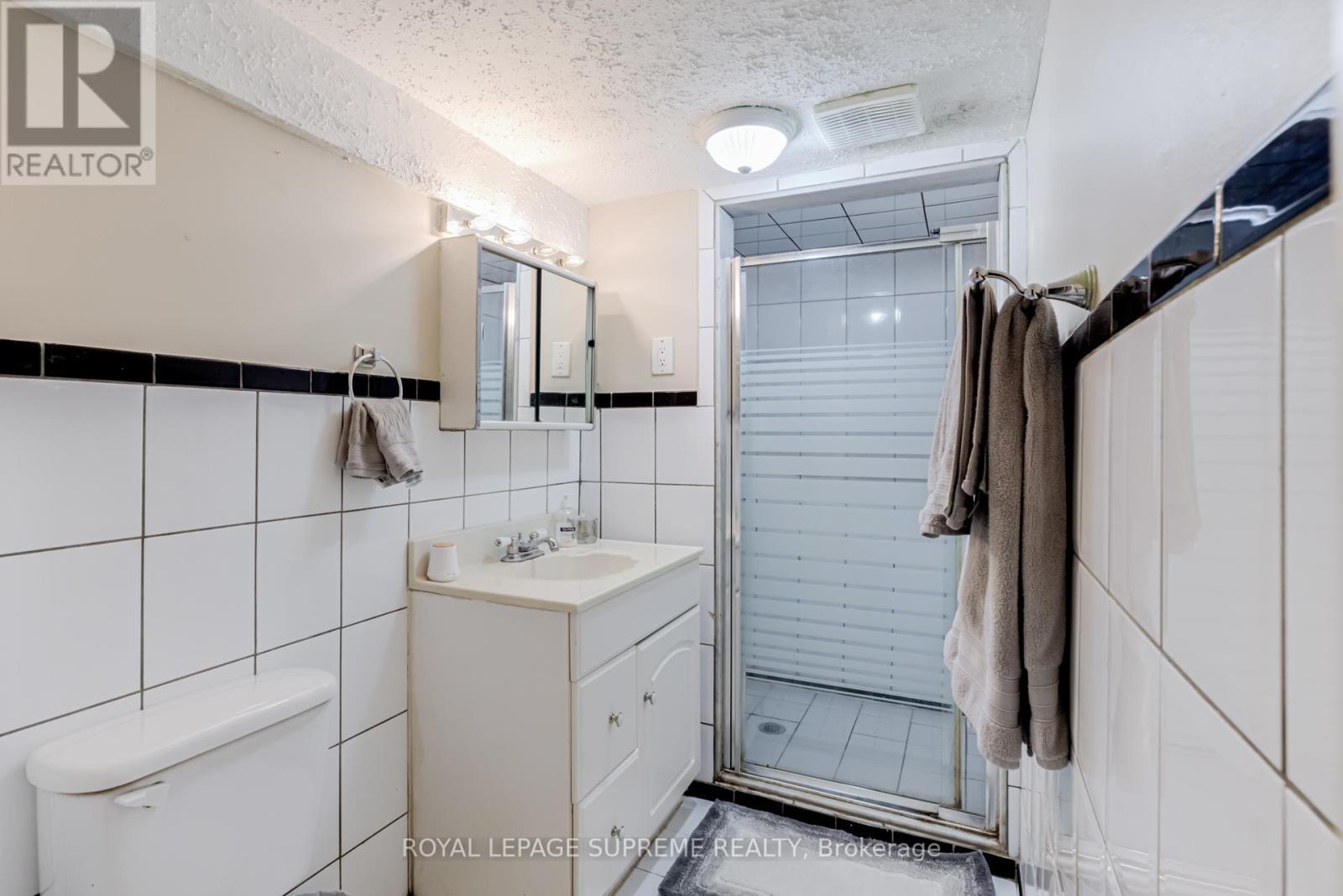 












BSMT - 242 AILEEN AVENUE

,
Toronto,




Ontario
M6M1G4

