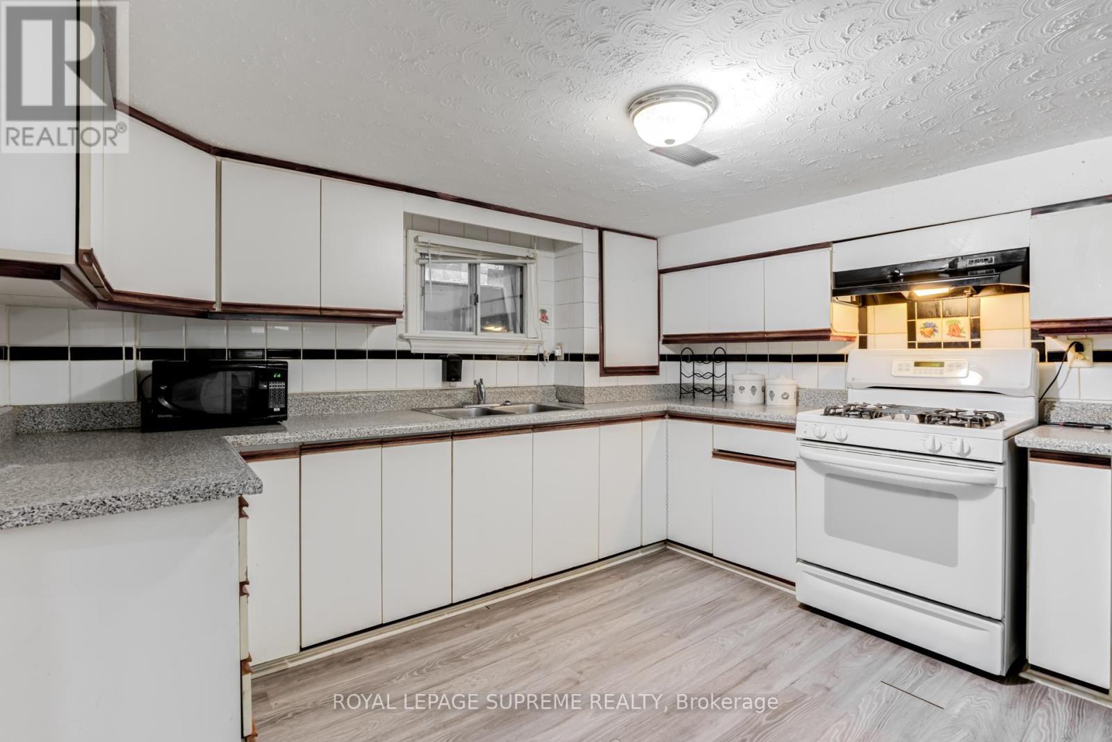 












BSMT - 242 AILEEN AVENUE

,
Toronto,




Ontario
M6M1G4

