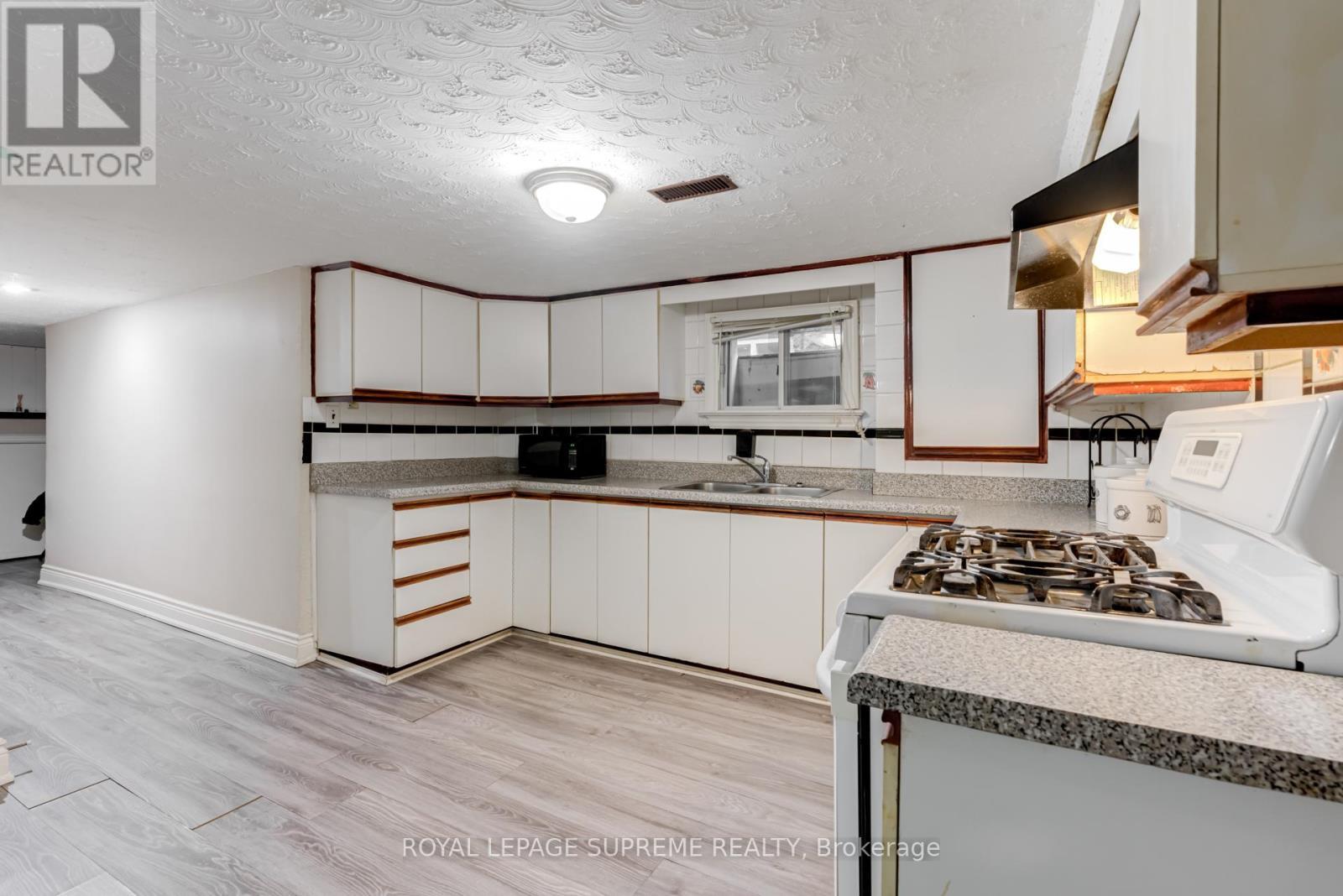 












BSMT - 242 AILEEN AVENUE

,
Toronto,




Ontario
M6M1G4


