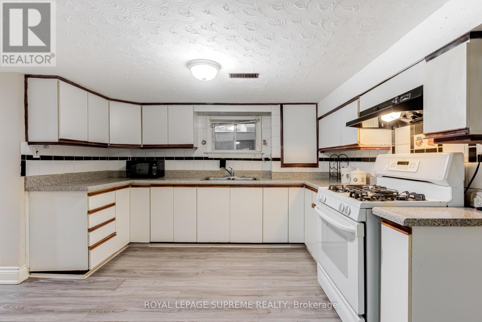 












BSMT - 242 AILEEN AVENUE

,
Toronto,




Ontario
M6M1G4

