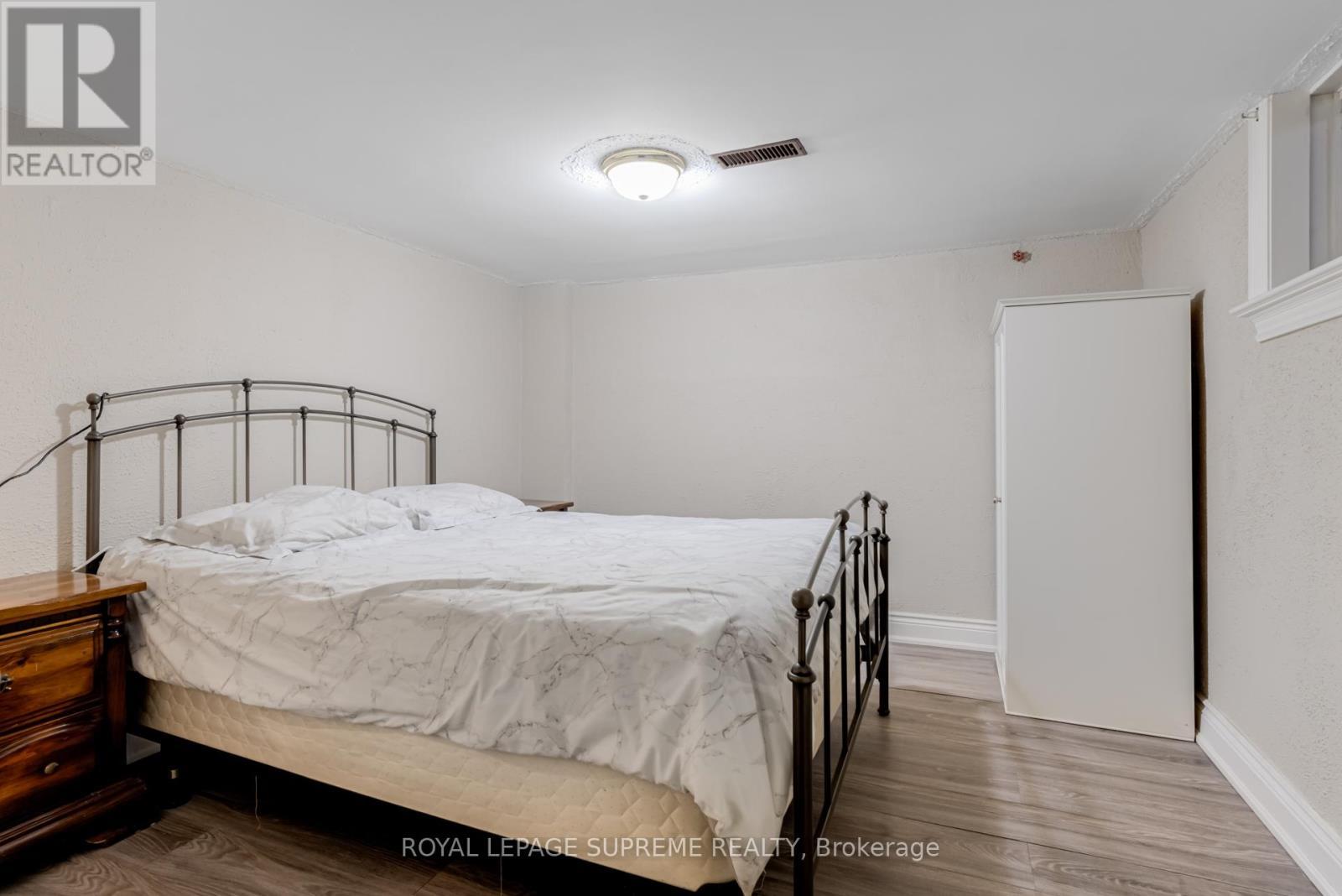 












BSMT - 242 AILEEN AVENUE

,
Toronto,




Ontario
M6M1G4

