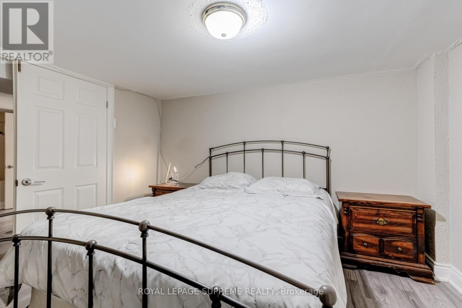 












BSMT - 242 AILEEN AVENUE

,
Toronto,




Ontario
M6M1G4

