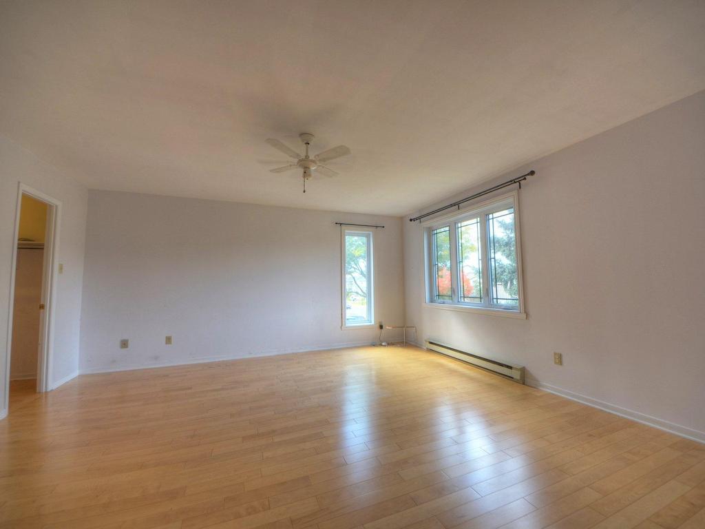 









8415


Av. Oregon

,
Brossard,




QC
J4Y2L4

