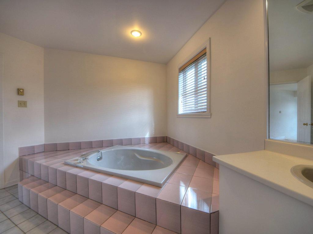 









8415


Av. Oregon

,
Brossard,




QC
J4Y2L4

