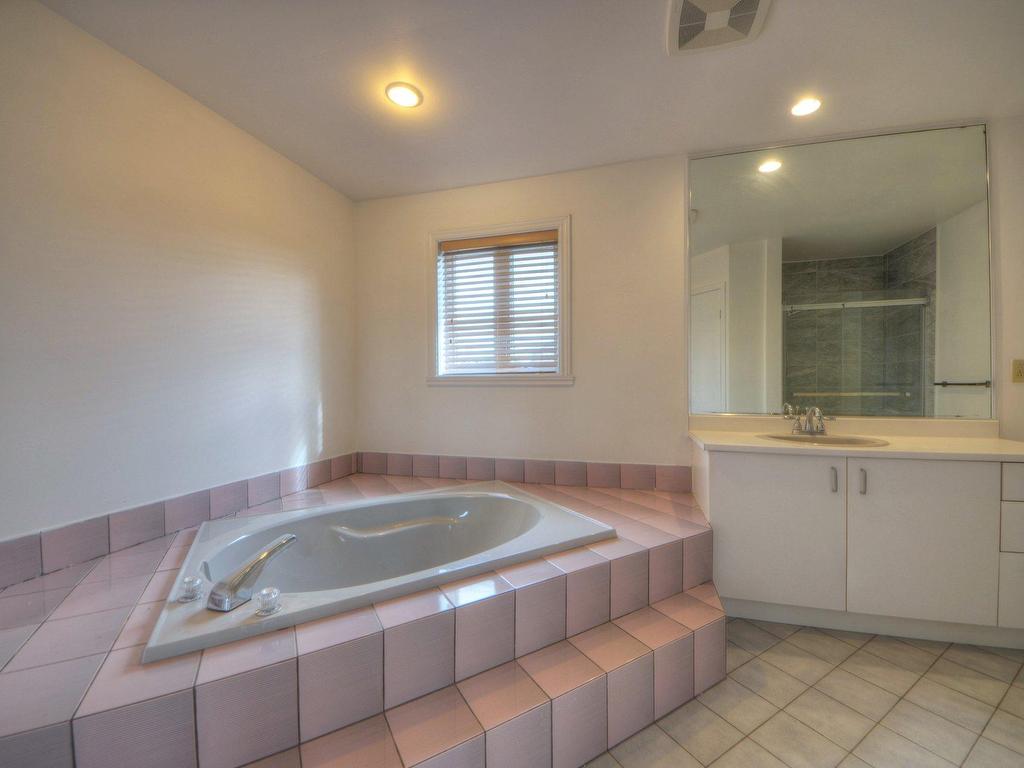 









8415


Av. Oregon

,
Brossard,




QC
J4Y2L4

