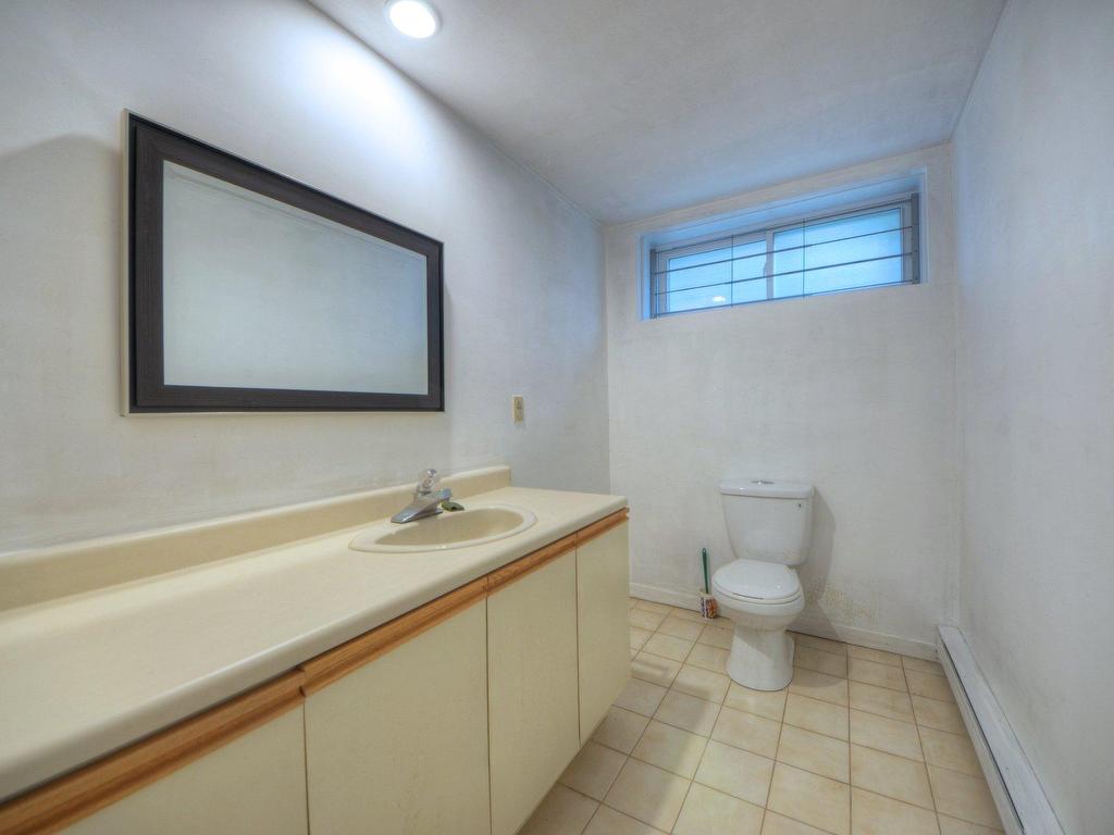 









8415


Av. Oregon

,
Brossard,




QC
J4Y2L4

