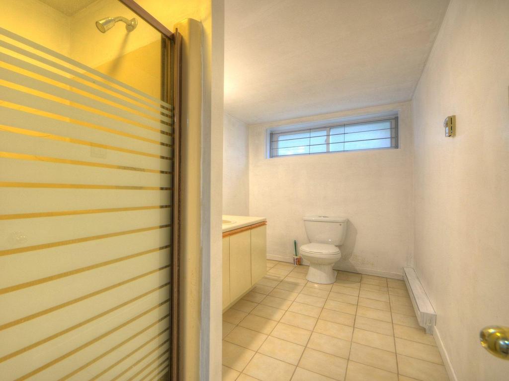









8415


Av. Oregon

,
Brossard,




QC
J4Y2L4

