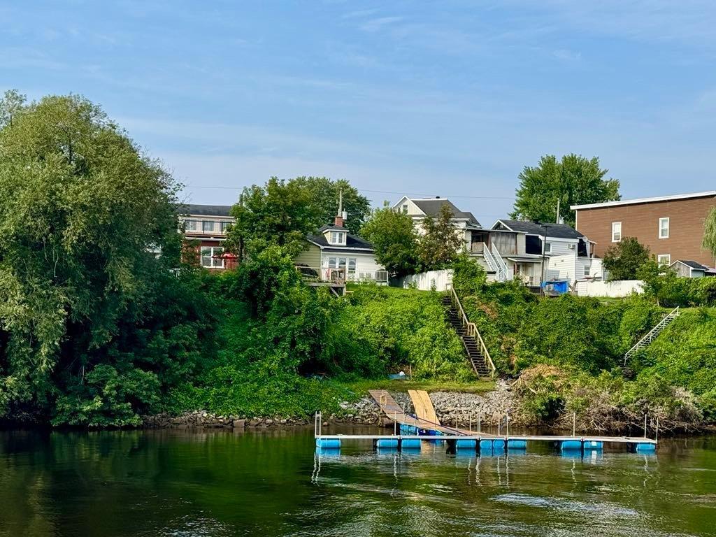









238

 - 238A


Rue Notre-Dame E.

,
Trois-Rivières,




QC
G8T4B7

