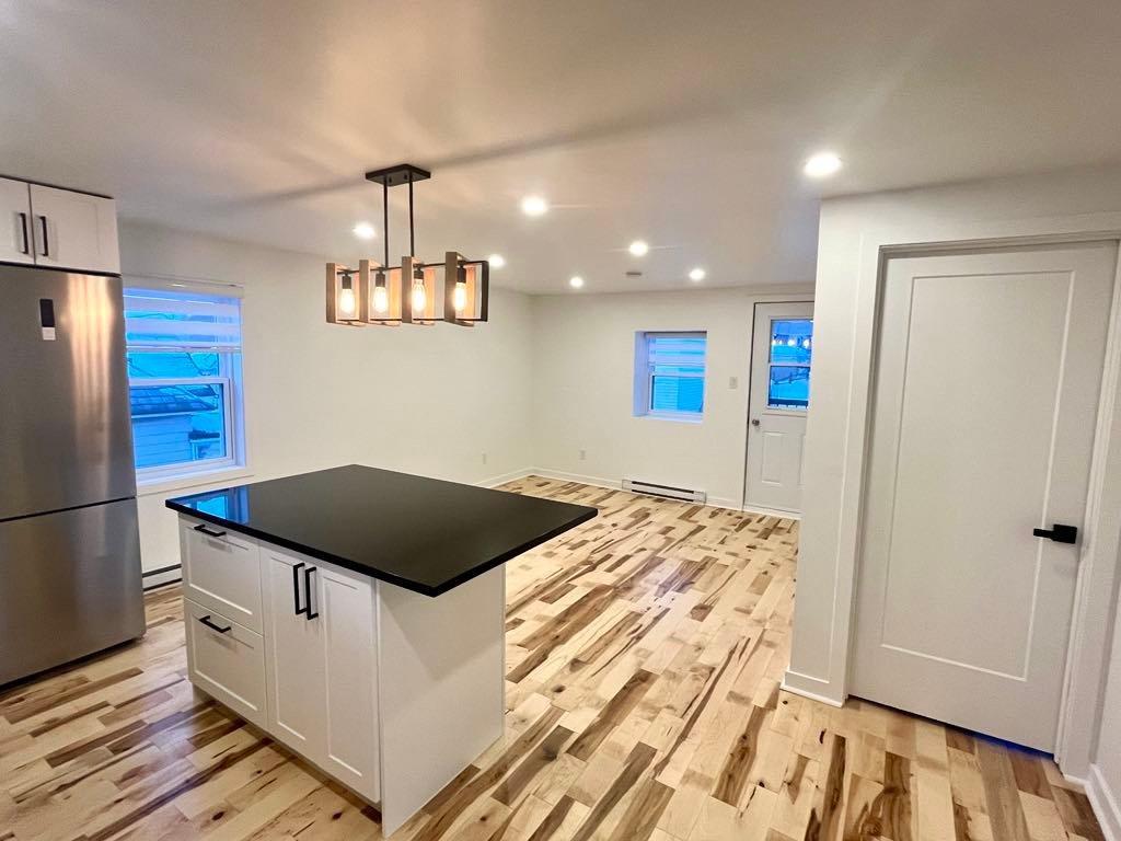 









238

 - 238A


Rue Notre-Dame E.

,
Trois-Rivières,




QC
G8T4B7

