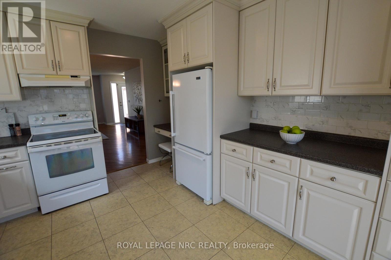 












326 BECKETT CRESCENT

,
Pelham (Fonthill),




Ontario
L0S1E4

