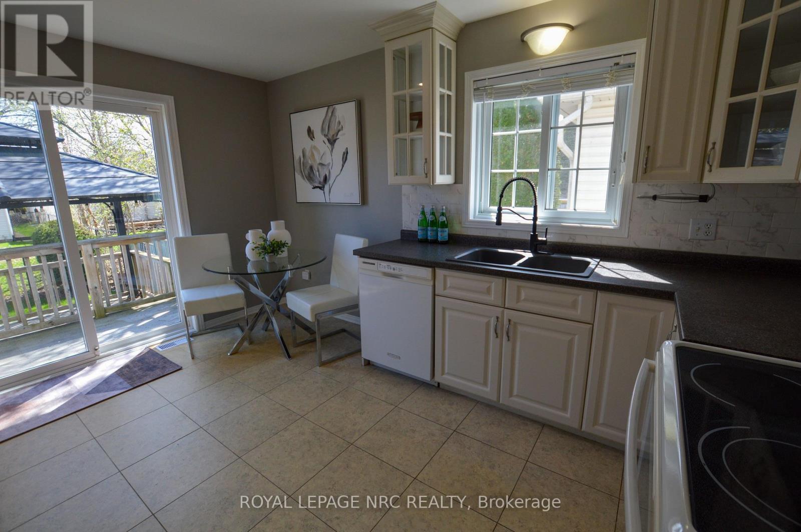












326 BECKETT CRESCENT

,
Pelham (Fonthill),




Ontario
L0S1E4

