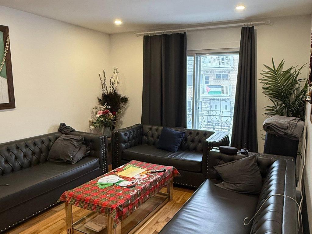 









6943


Rue Birnam

, 2,
Montréal (Villeray/Saint-Michel/Parc-Extension),




QC
H3N2S8

