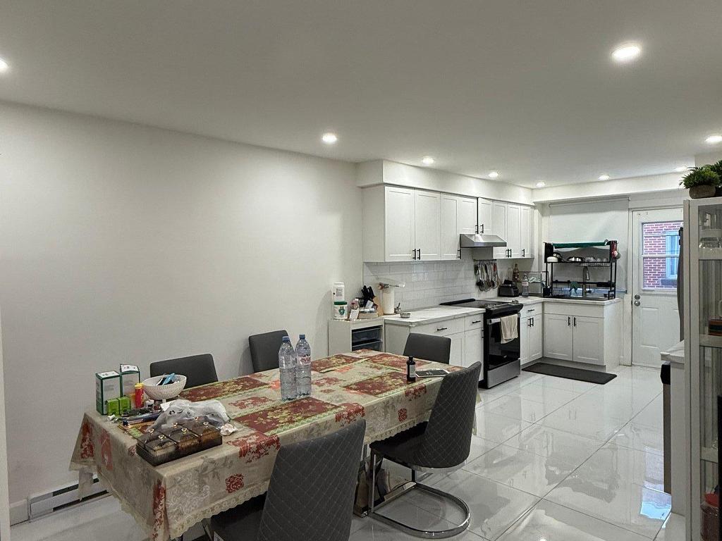 









6943


Rue Birnam

, 2,
Montréal (Villeray/Saint-Michel/Parc-Extension),




QC
H3N2S8

