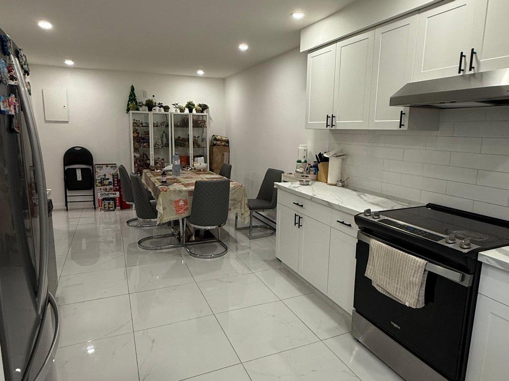









6943


Rue Birnam

, 2,
Montréal (Villeray/Saint-Michel/Parc-Extension),




QC
H3N2S8

