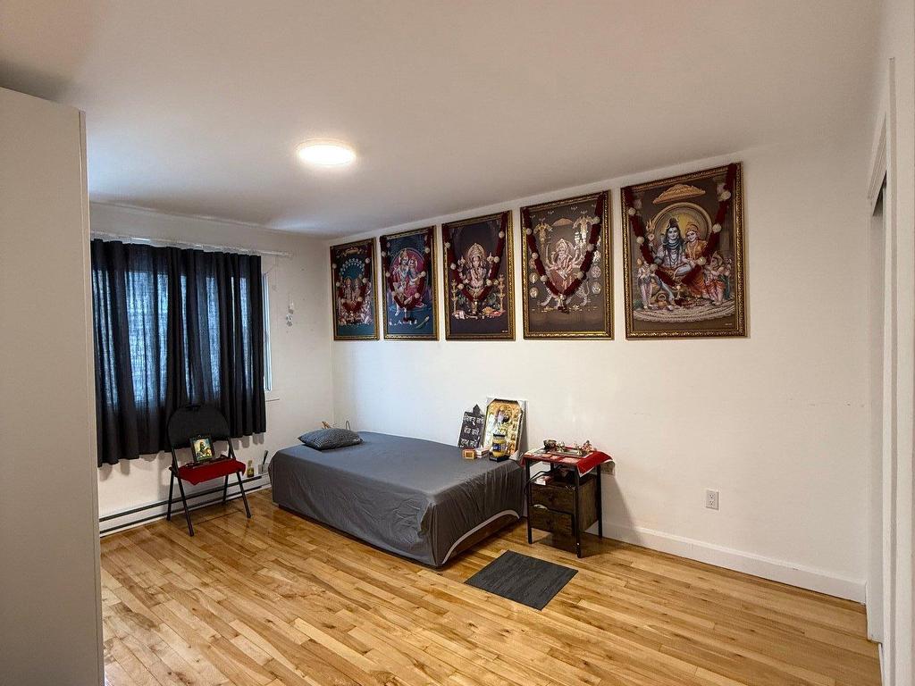 









6943


Rue Birnam

, 2,
Montréal (Villeray/Saint-Michel/Parc-Extension),




QC
H3N2S8

