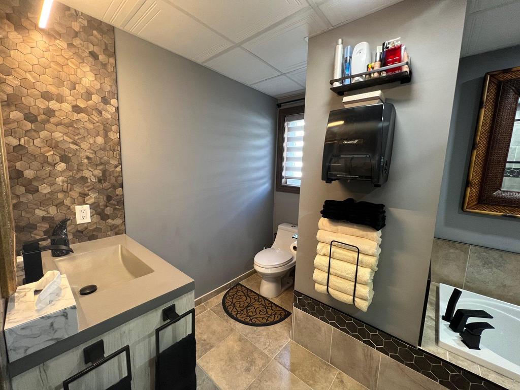 









123


8e Avenue

,
Chapais,




QC
G0W1H0


