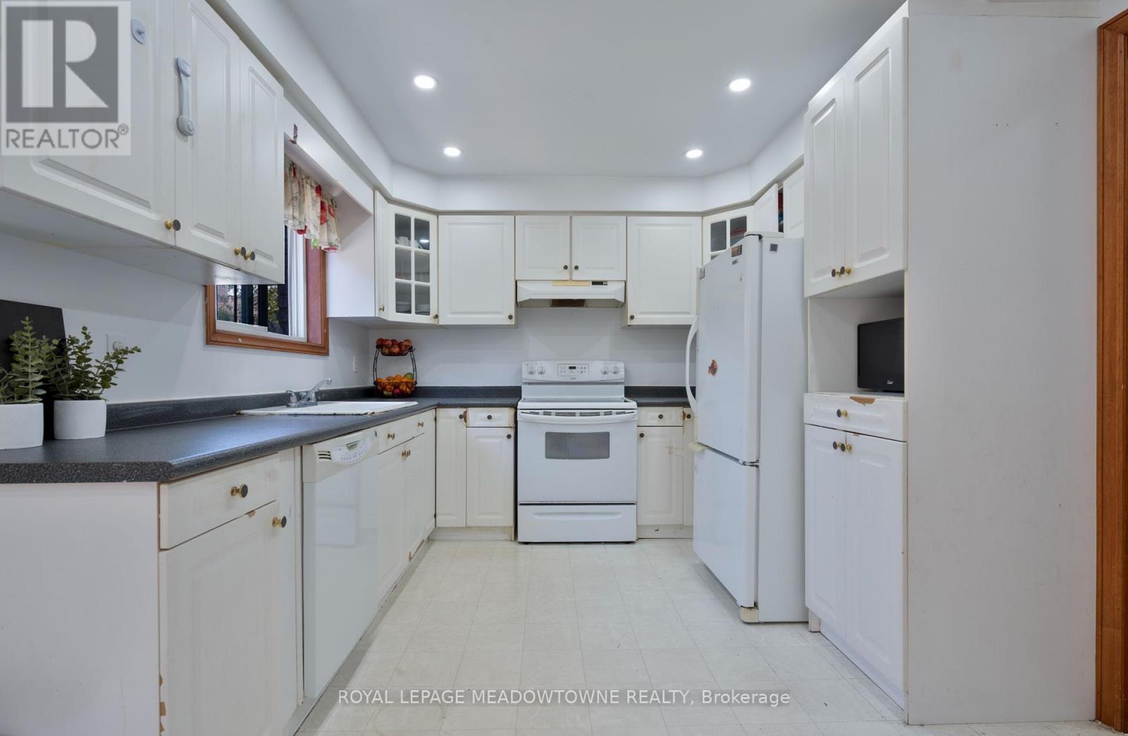 












2 - 700 CHAMPLAIN BOULEVARD

,
Cambridge,




Ontario
N1R8K1

