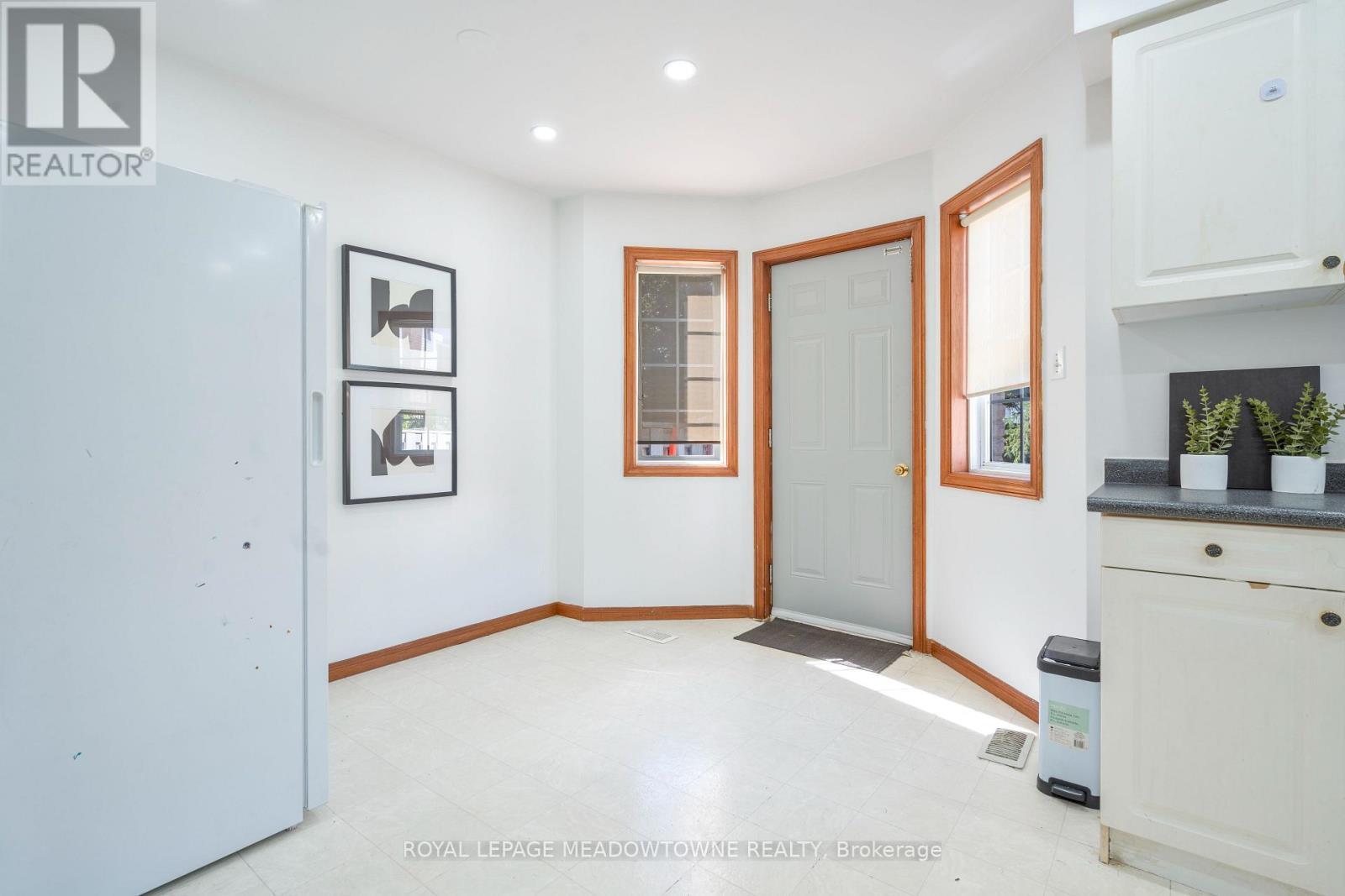 












2 - 700 CHAMPLAIN BOULEVARD

,
Cambridge,




Ontario
N1R8K1

